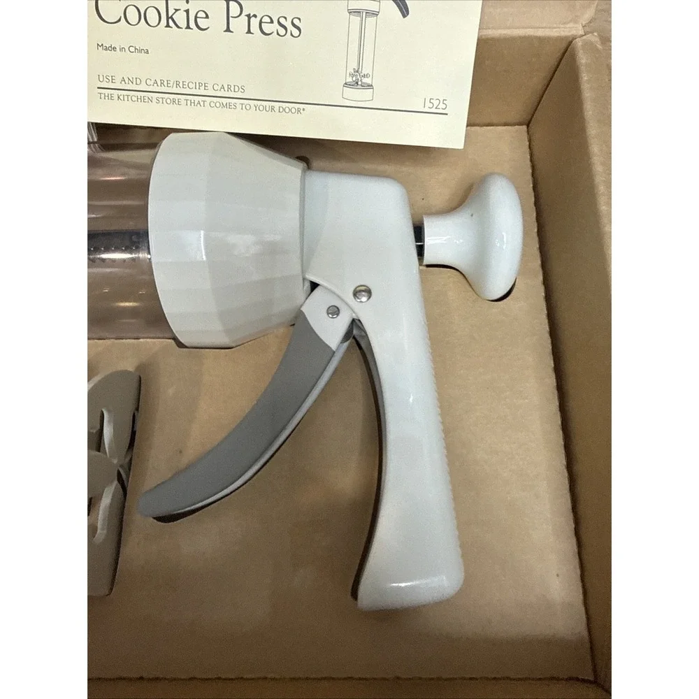The Pampered Chef 1525 Cookie Press‎ with 16 Discs - White Excellent